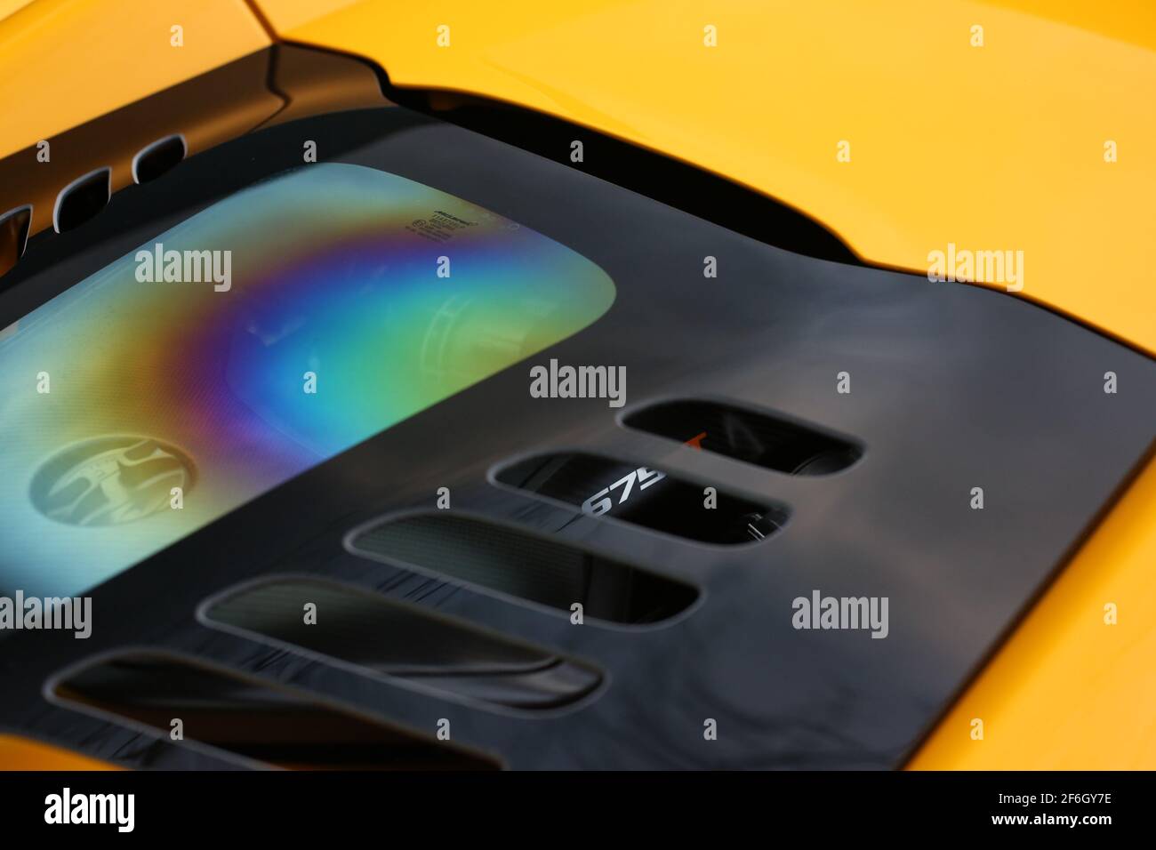 Die Glasmotorabdeckung eines McLaren 675LT MSO aus dem Jahr 2016 Stockfoto