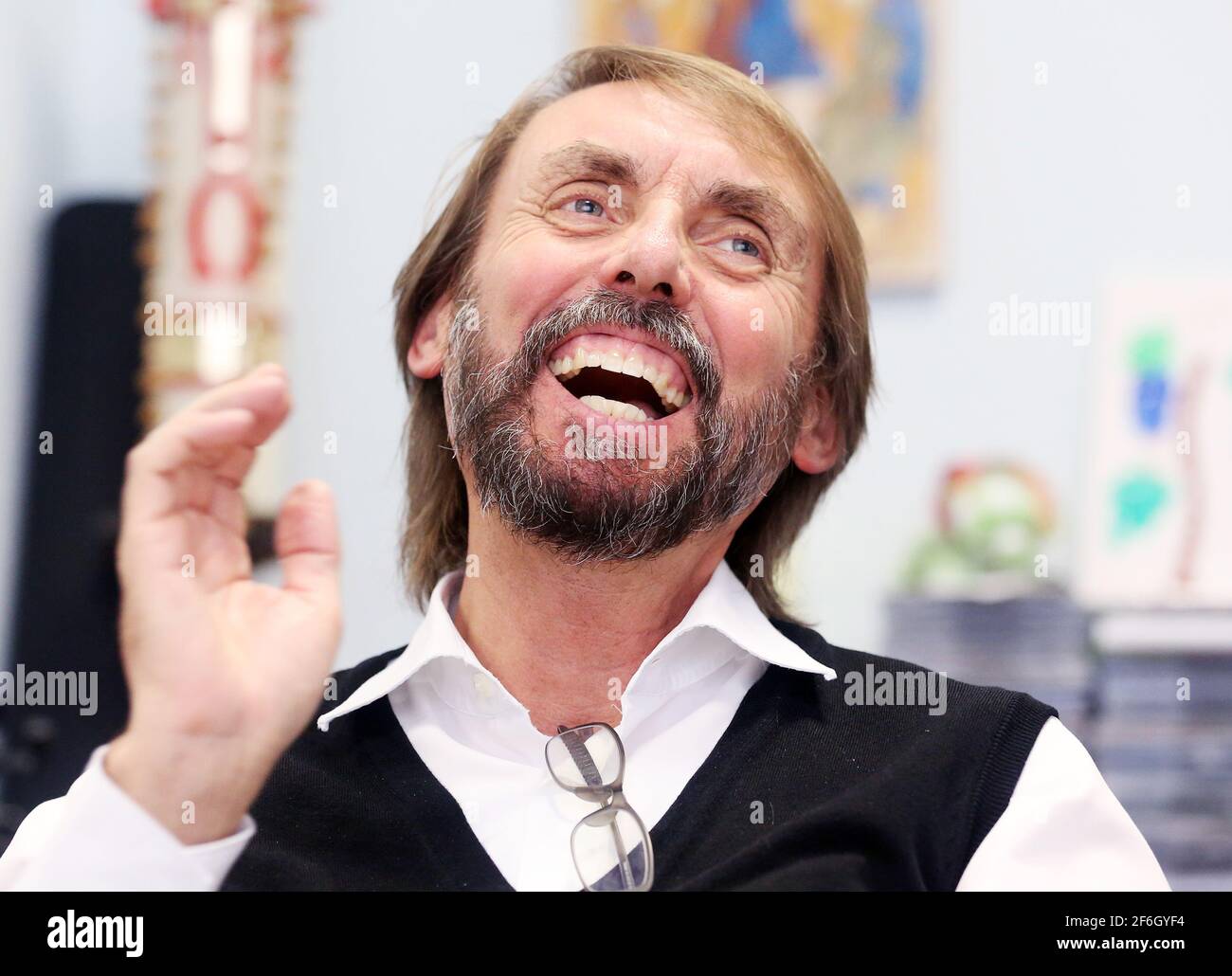 Duisburg, Deutschland. März 2021. Pater Tobias erzählt von den Hintergründen seiner vielen Marathons für gute Zwecke. Vater hat bereits über 100 Marathons absolviert. Das Geld, das gesammelt wird, wird für Projekte für Menschen in Not verwendet. Quelle: Roland Weihrauch/dpa/Alamy Live News Stockfoto