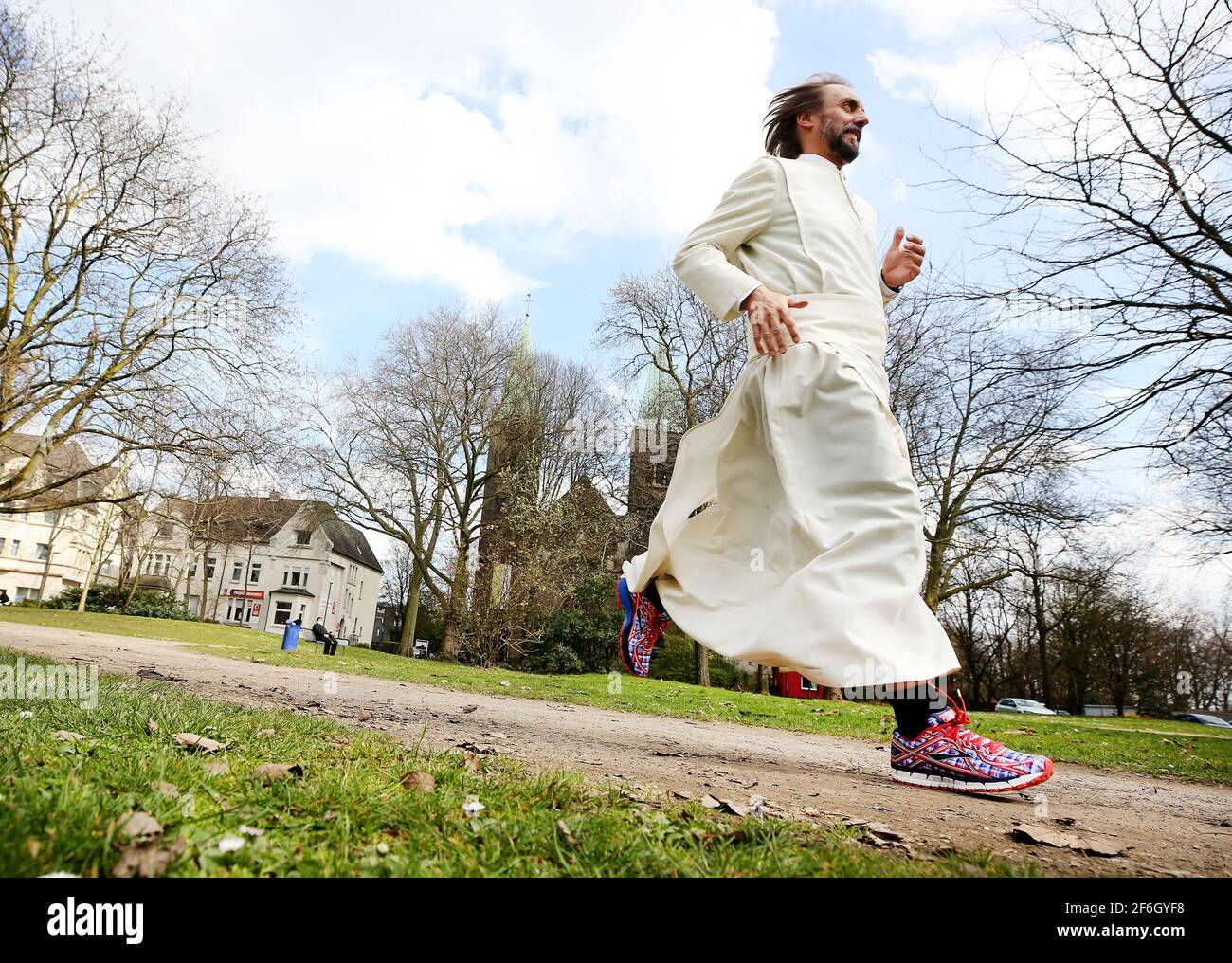 Duisburg, Deutschland. März 2021. Pater Tobias läuft an der Herz-Jesu-Kirche vorbei. Vater hat bereits mehr als 100 Marathons gelaufen. Das Geld (1.5 Millionen Euro) wird für Projekte für bedürftige Menschen verwendet. Quelle: Roland Weihrauch/dpa/Alamy Live News Stockfoto