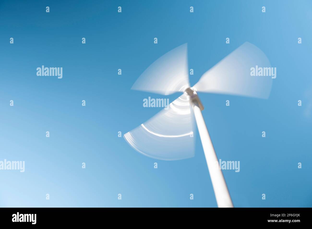 Blick auf die Windturbine in einem niedrigen Winkel gegen den blauen Himmel Stockfoto