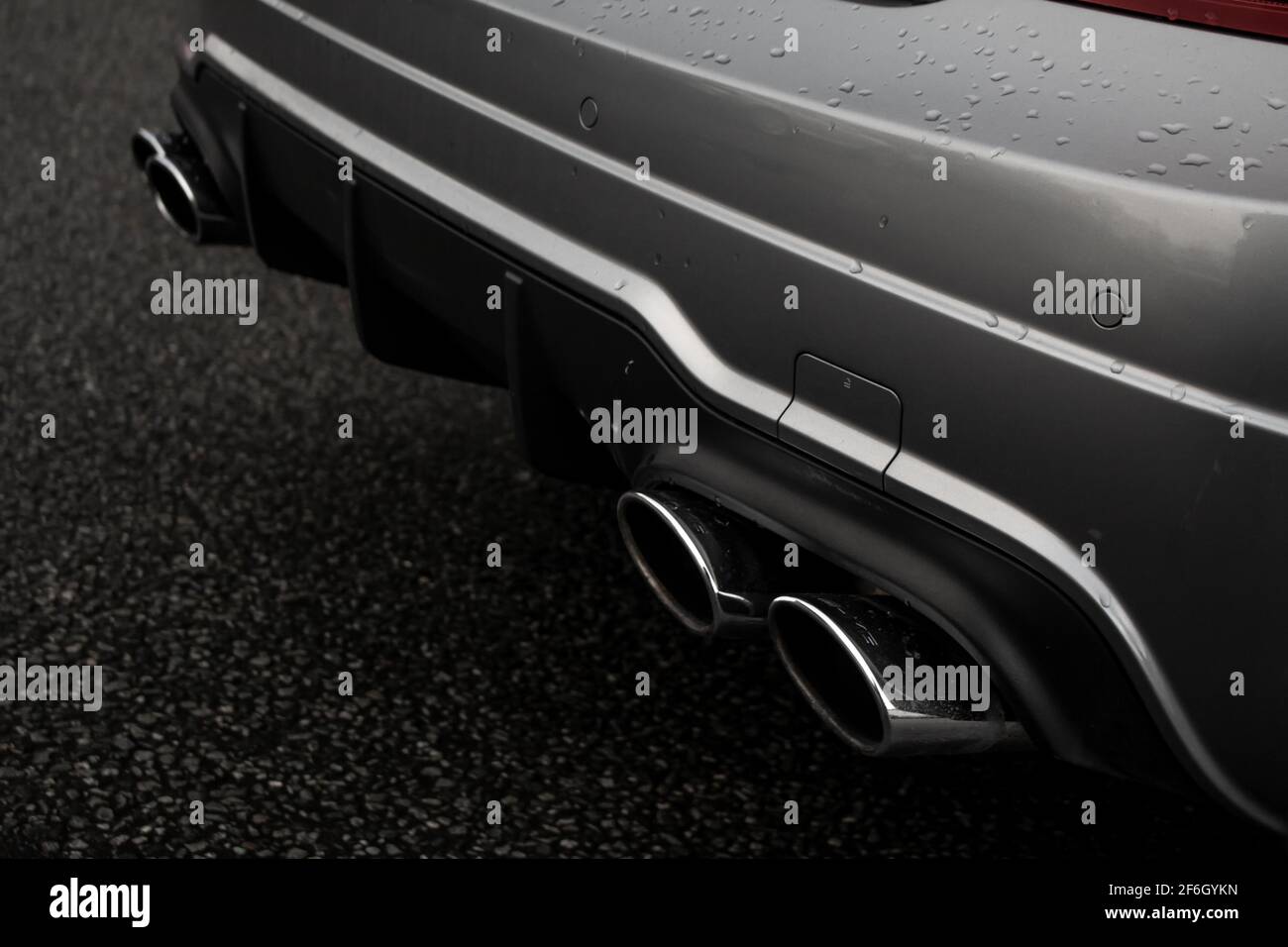 Die AMG gebrandeten Quad Chrome Auspuff Tipps EINES 2012 Mercedes Benz C63 AMG Coupé W204 Stockfoto