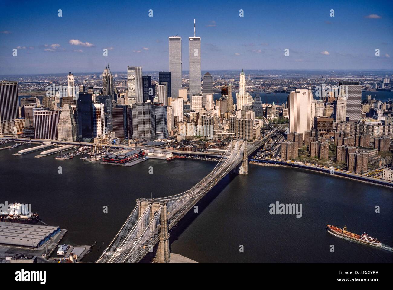 USA, New York, New York, Blick auf die Brooklyn Bridge und die Wolkenkratzer von Manhattan mit dem World Trade Center Stockfoto