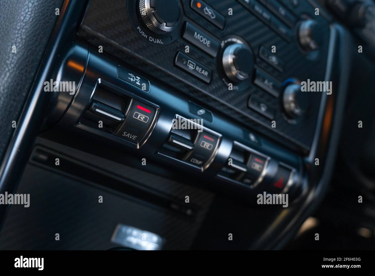 Eine Moduswahltaste im Nissan GTR R35 2013 Premium im R-Modus Stockfoto