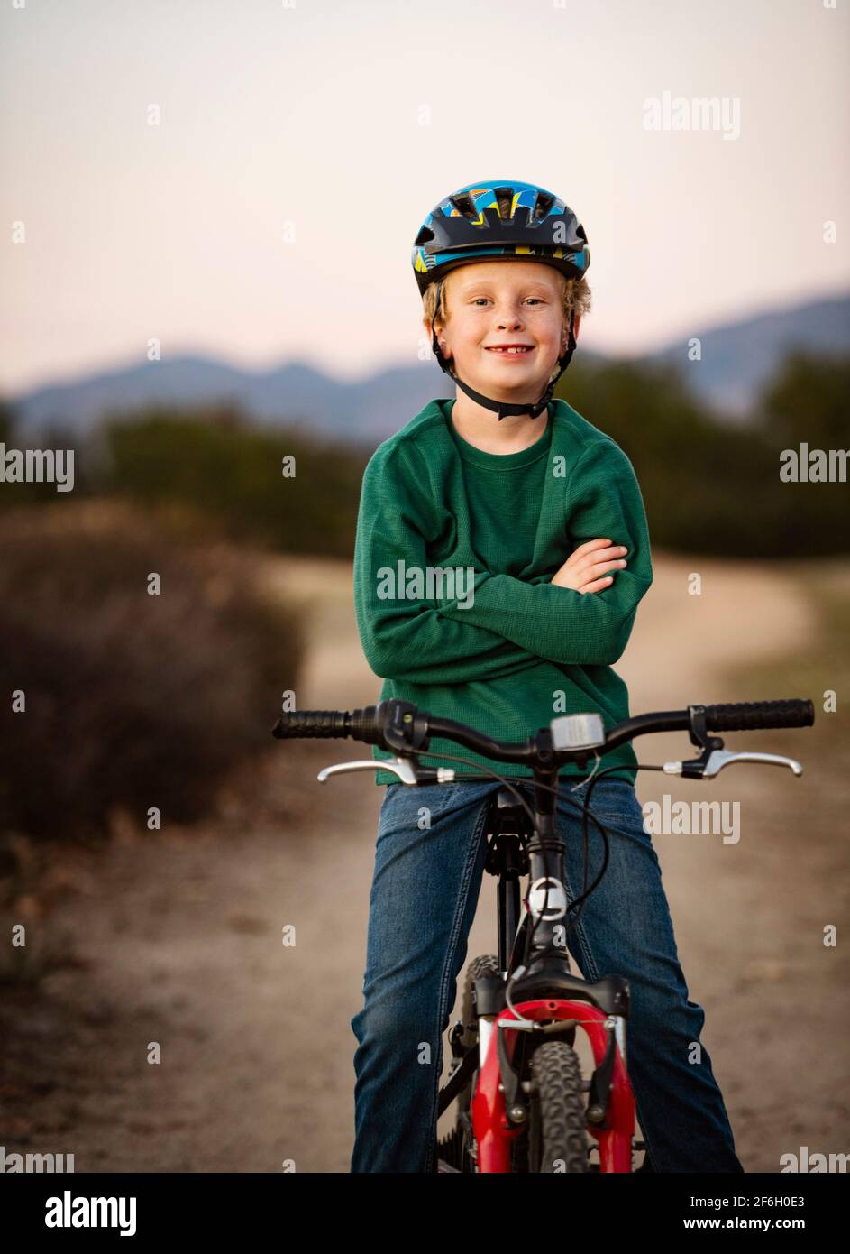 USA, Kalifornien, Mission Viejo, Porträt eines Jungen (10-11) auf dem Fahrrad Stockfoto