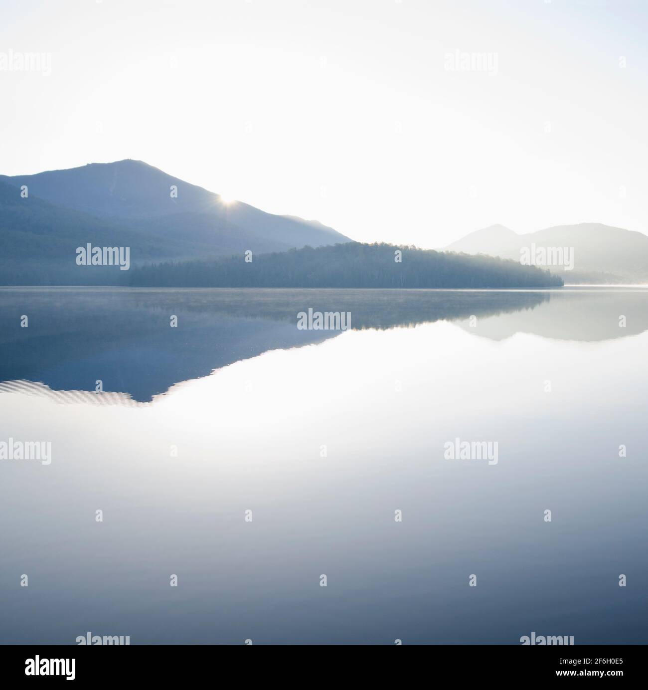 USA, New York, Lake Placid, Whiteface Mountain und Lake Placid bei Sonnenaufgang Stockfoto