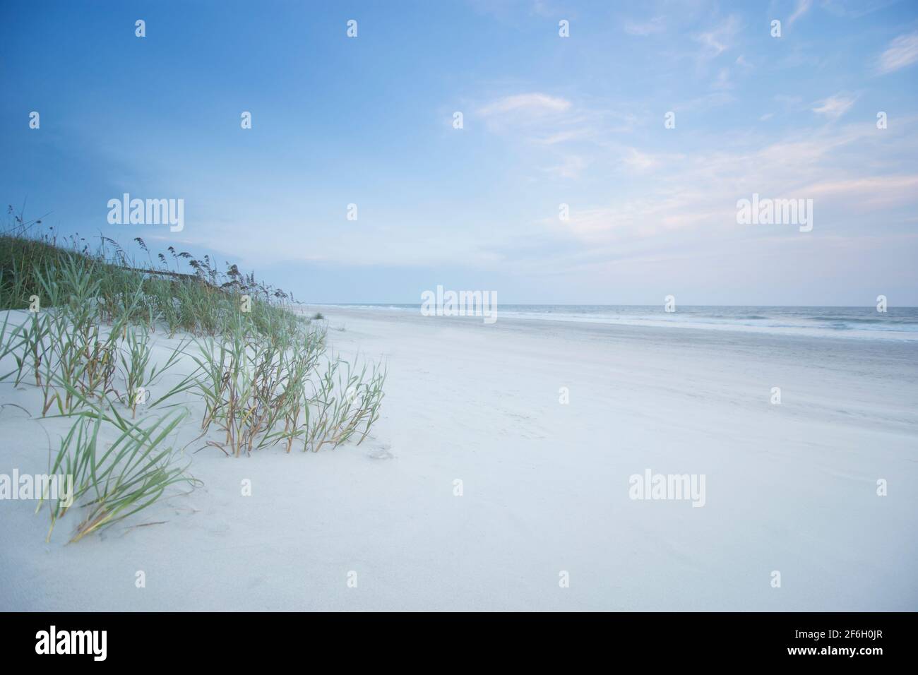 North Carolina, Topsail Island, Onslow Beach, leerer Strand mit Gras Stockfoto