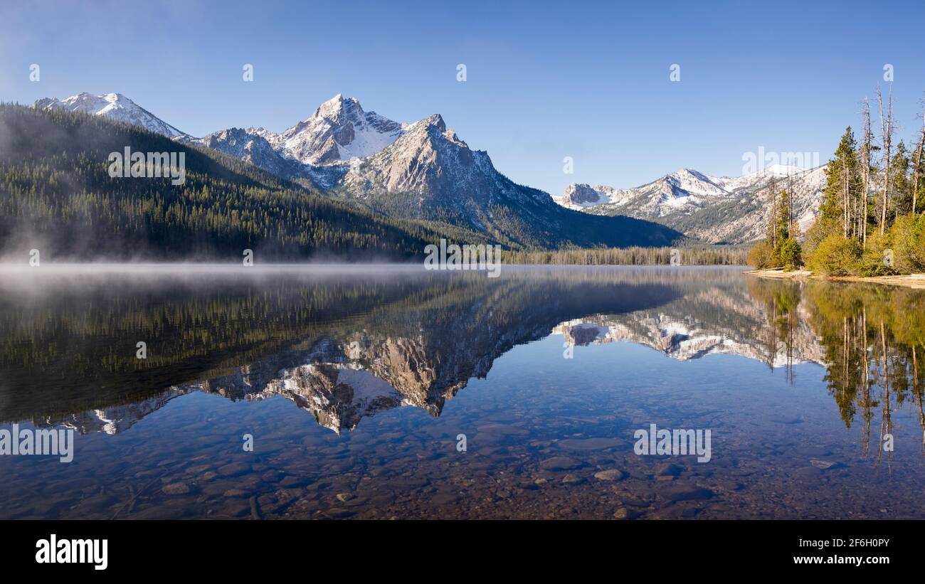 USA, Idaho, Sawtooth Lake, umgeben von schneebedeckten Sawtooth Mountains Stockfoto