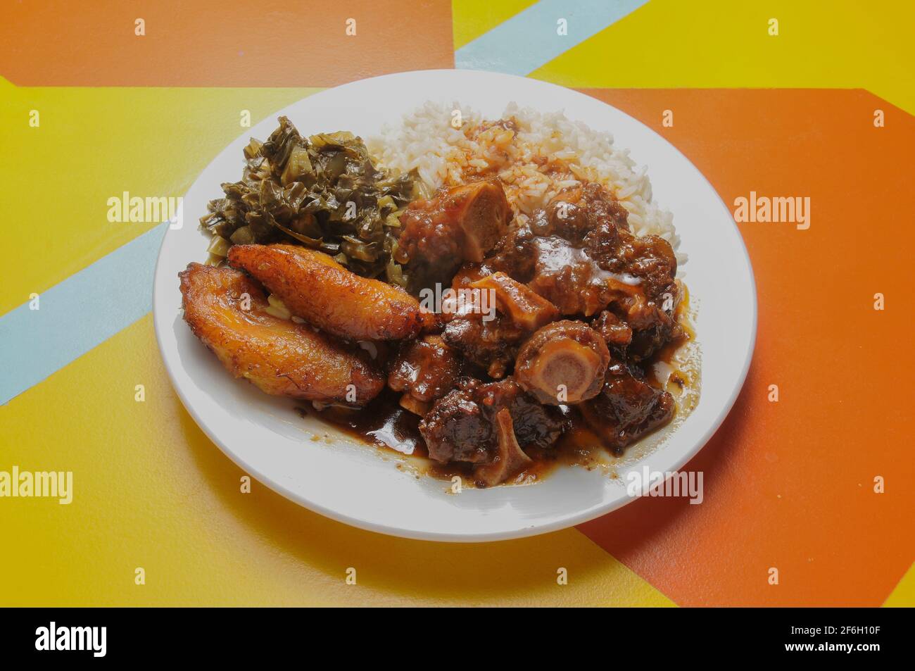 Köstliche und authentische karibische Küche, bekannt als Oxtails Stockfoto