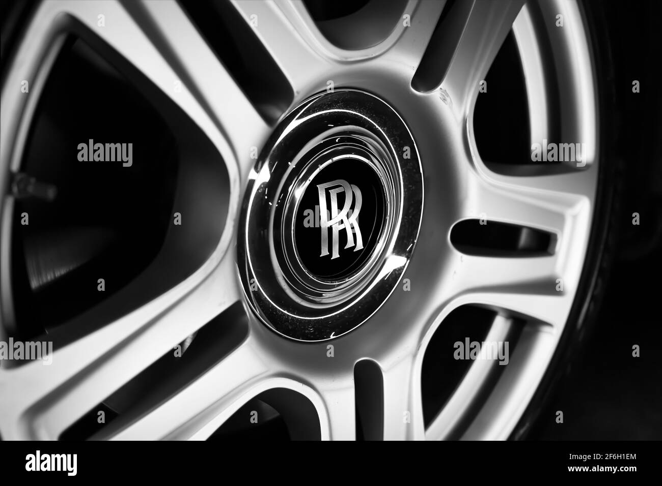 Das vordere Diamant-Schneidrad auf EINEM 2014 Black Rolls Royce Ghost Stockfoto