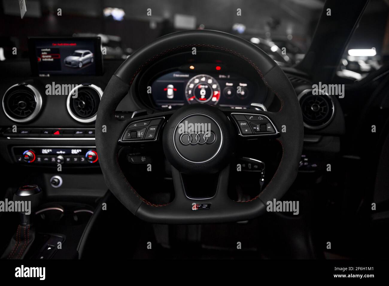 Das Multifunktions-Lenkrad Aus Leder Und Alcantara Mit Flachem Boden Eines  Facelift 2018 Audi RS3 Stockfotografie - Alamy