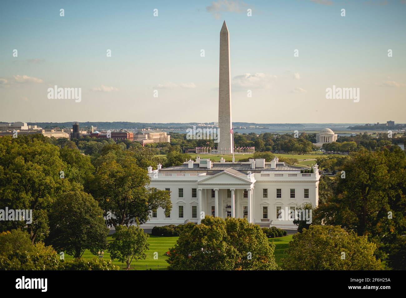 USA, Weißes Haus mit Washington Monument dahinter Stockfoto