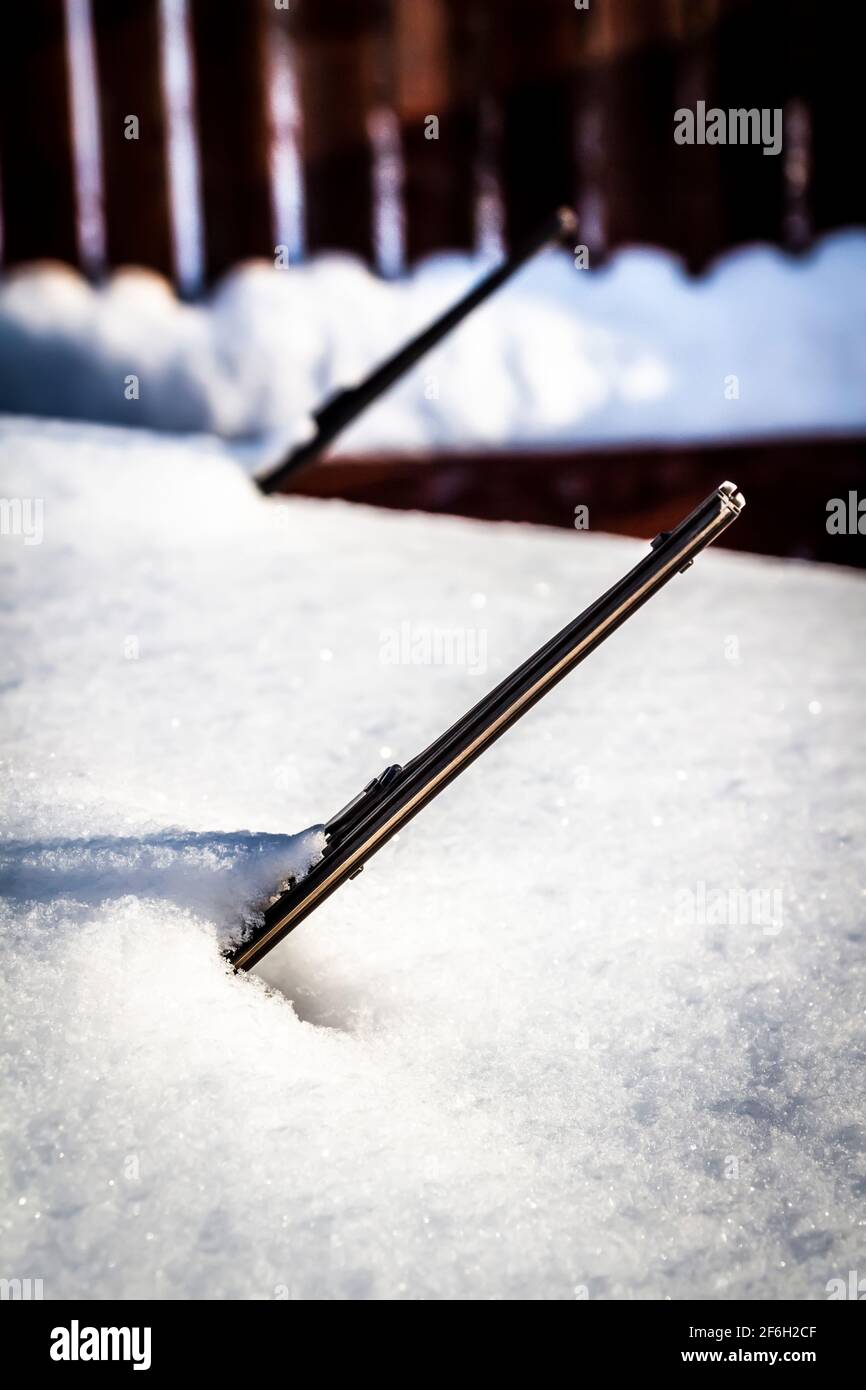 Der angehobenen Wischerblatt klemmt unter dem Schnee. Stockfoto