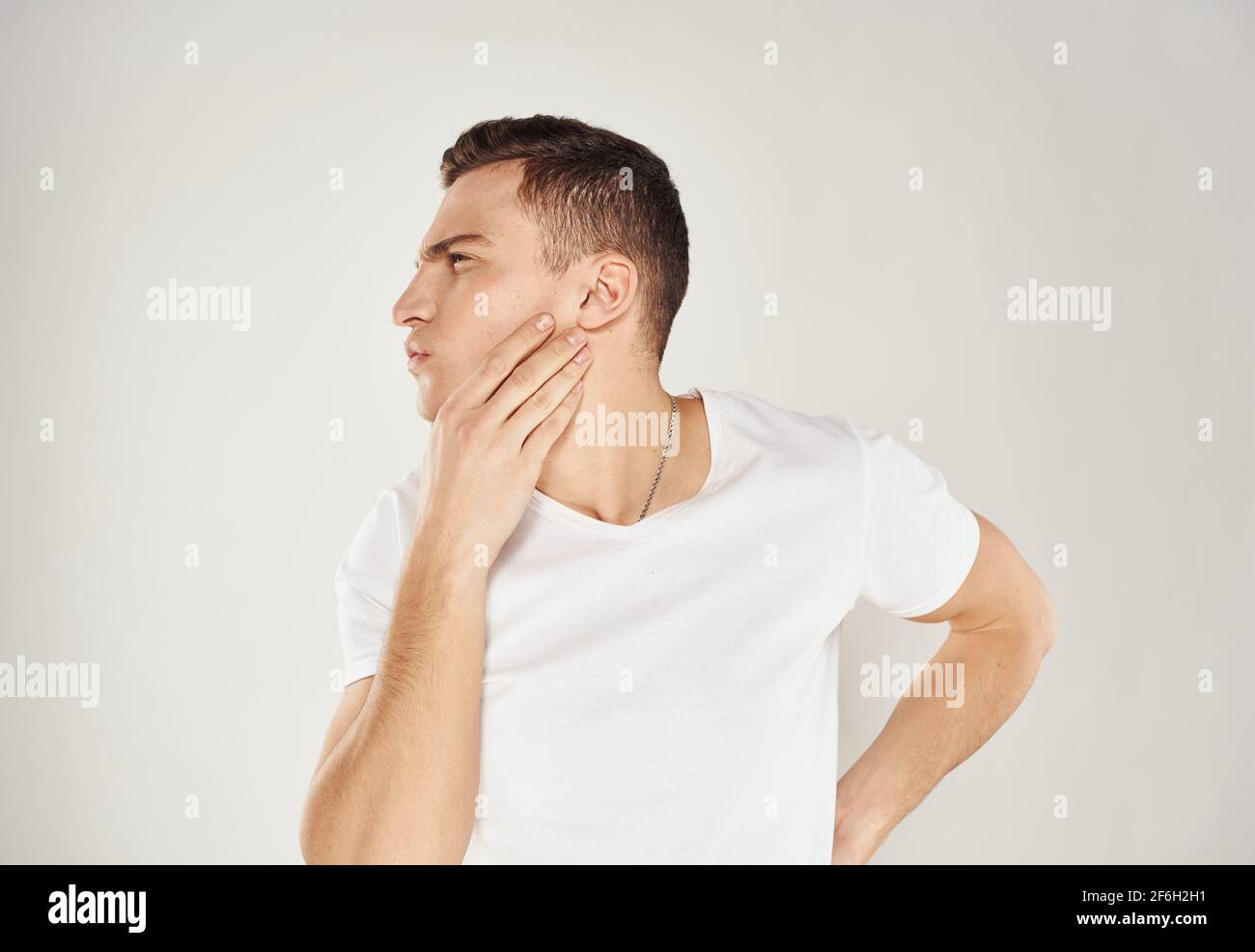 Porträt eines nachdenklichen Mannes in einer weißen T-Shirt-Seite Hellen Hintergrund anzeigen Stockfoto