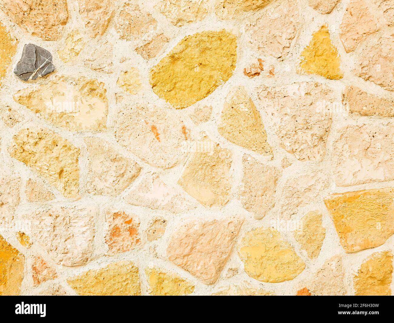 Hintergrund Wand alt orange gelb Feld Stein Gelenke Stein Zement Abgenutzte antike Retro-Wanddekoration mit Mauerwerk, mediterranes mittelmeer Strahlende Sonne Stockfoto