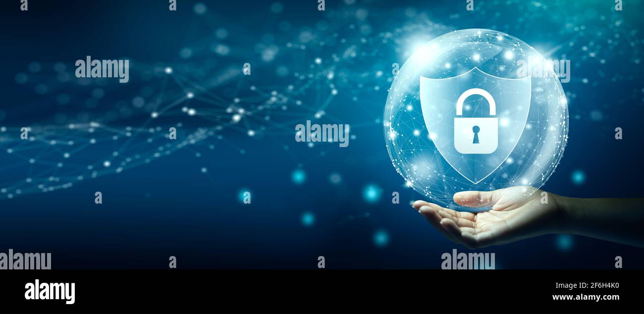 Handhalteschild mit Vorhängeschloss-Symbol und Netzwerkdrahtrahmen auf blauem Hintergrund, abstrakt. Blockierung von Cyberangriffen, Cyber-Daten und Datenschutz. Stockfoto
