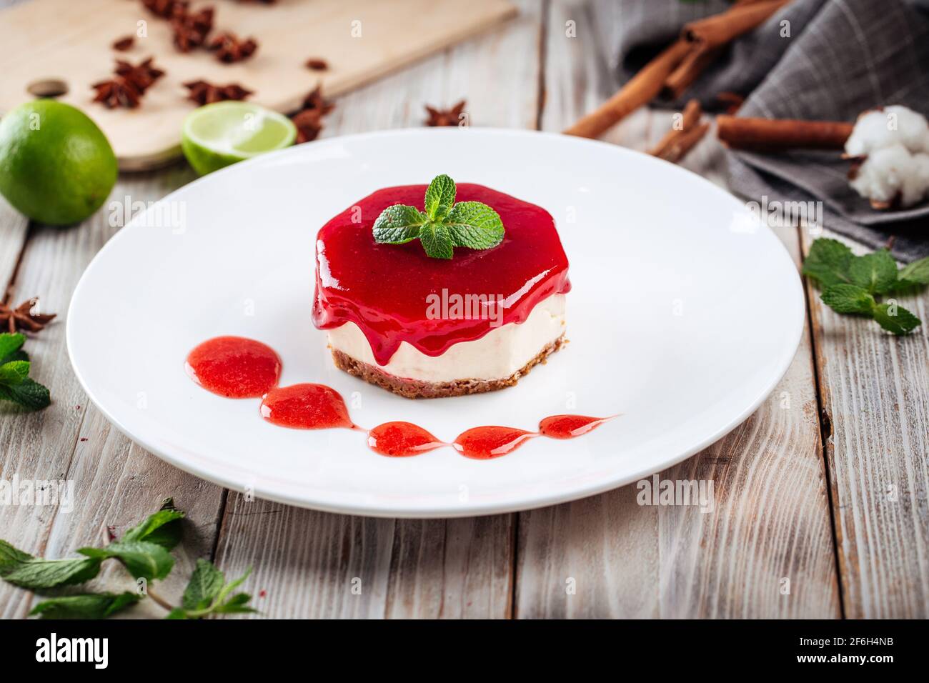 Beerenkäsekuchen mit Minze auf einem weißen Teller Stockfoto