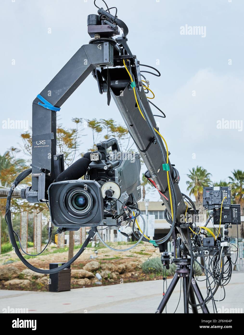 Tel Aviv - Israel, 11. März 2021: Professionelle Ausrüstung für die Dreharbeiten von TV-Shows und Filmen. Videokamera auf Spezialkran. Stockfoto