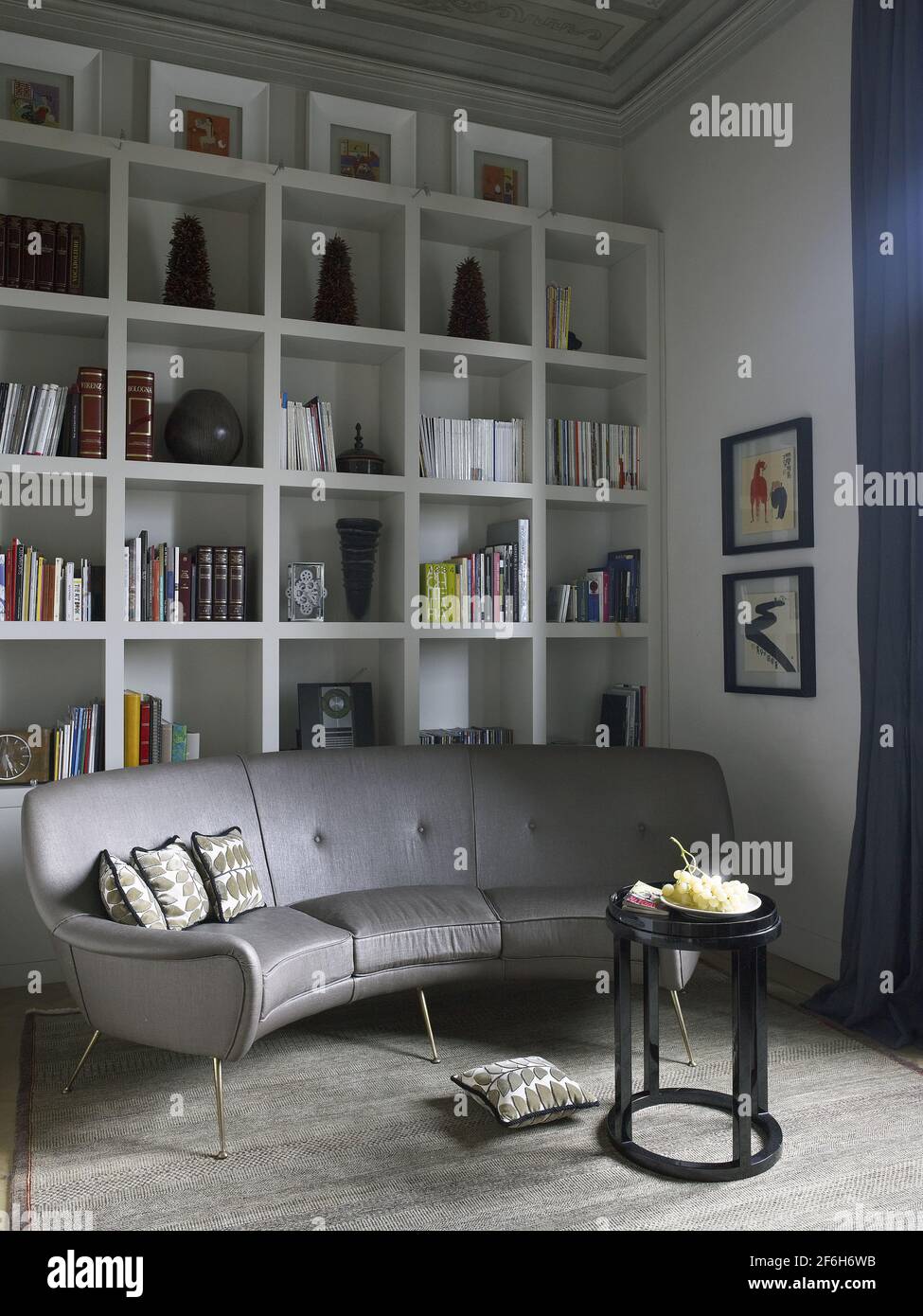 Elegantes Wohnzimmer in einer Wohnung in Mailand, Italien Stockfoto