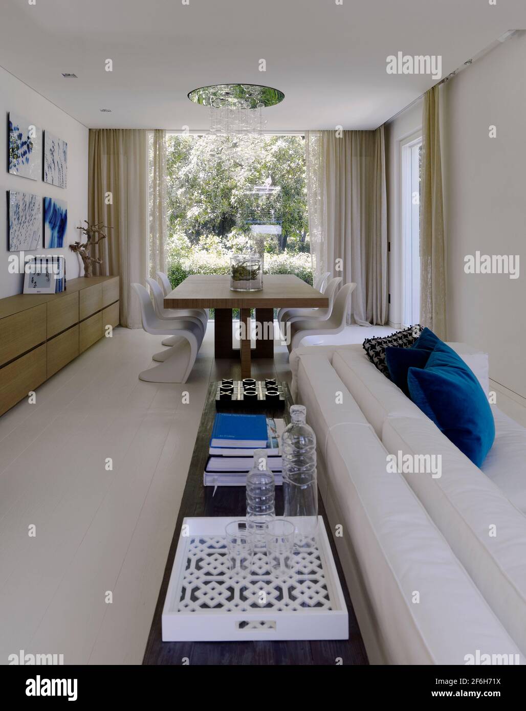 Interieur eines italienischen Hauses, großes Wohnzimmer mit Blick auf einen Garten Stockfoto