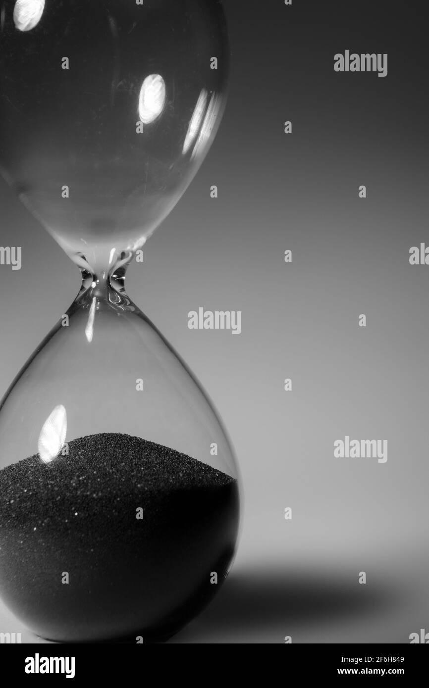Schwarzweiß-Foto der Sanduhr Nahaufnahme Stockfoto