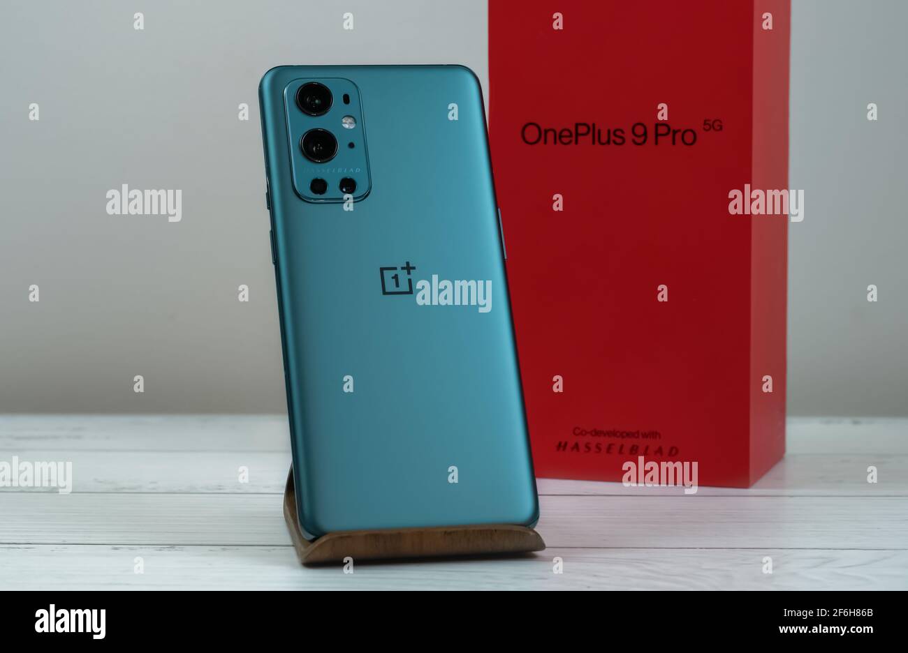 OnePlus 9 Pro 5G in Pine Green. Stockfoto