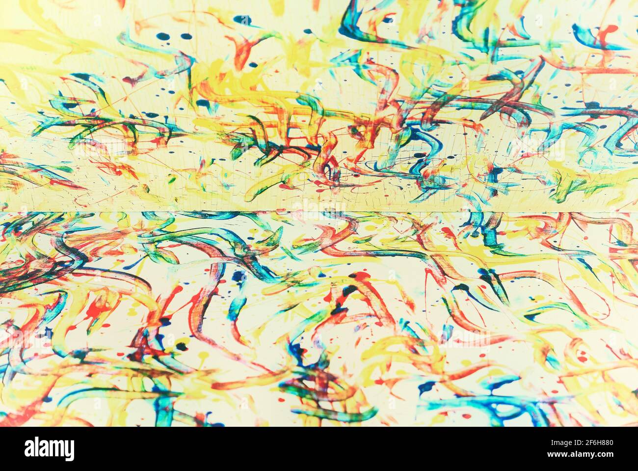 Abstrakte Pastellfarben in cremefarbenem Farbton zeichnen sich durch Striche wie aus der Fingermalerei auf Leinwand aus, die in zwei Hälften geteilt ist Stockfoto