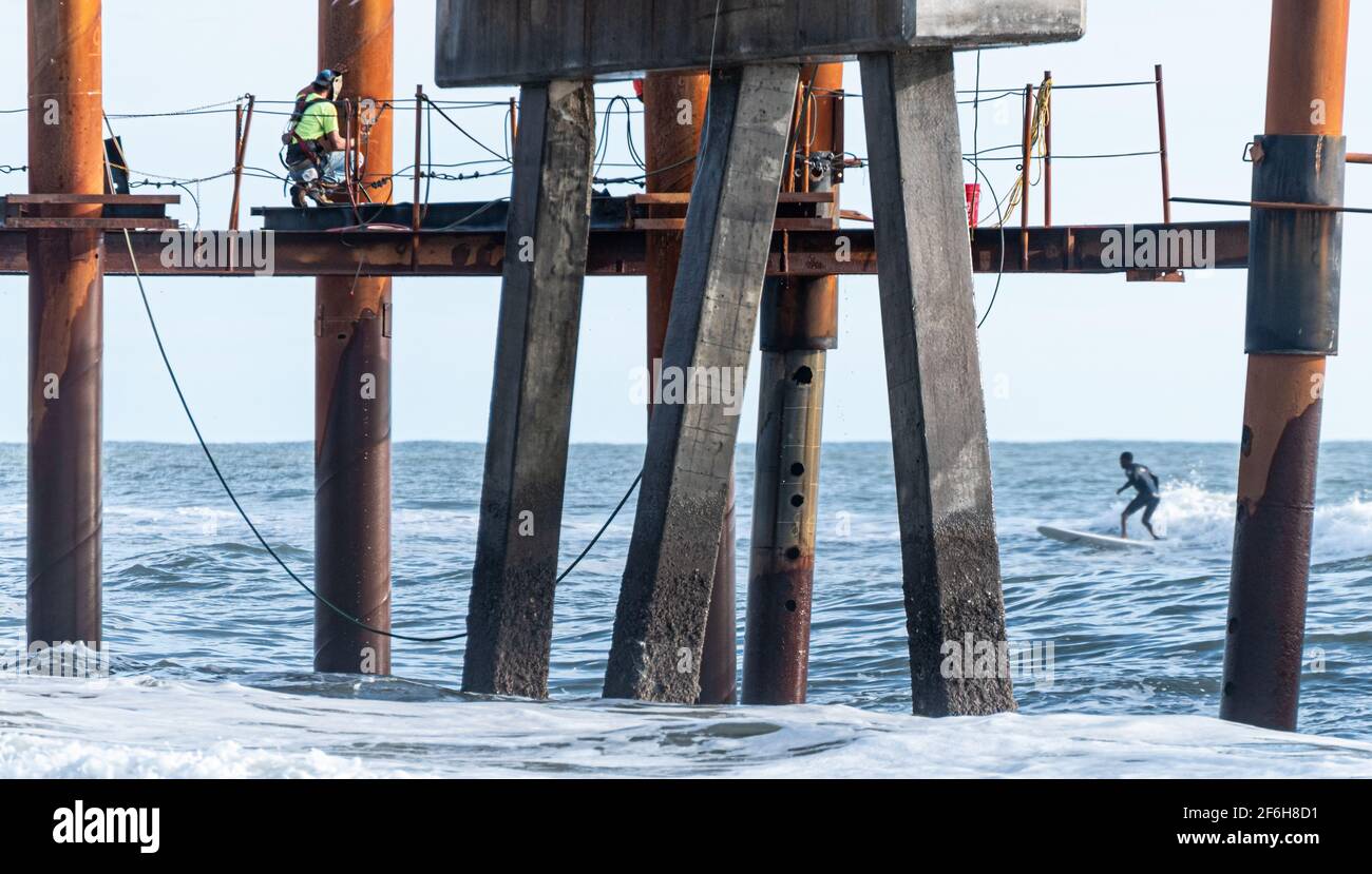 Reparatur des Ocean Pier in Jacksonville Beach, Florida, nach umfangreichen Schäden durch den Unruh Matthew (2016) und den Unruh Irma (2017). (USA) Stockfoto