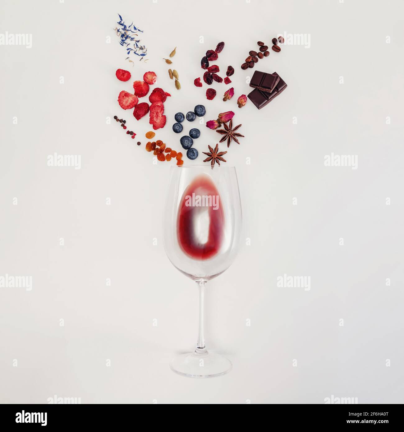Stillleben Komposition mit Weinglas und Aromen von Rotwein. Stockfoto