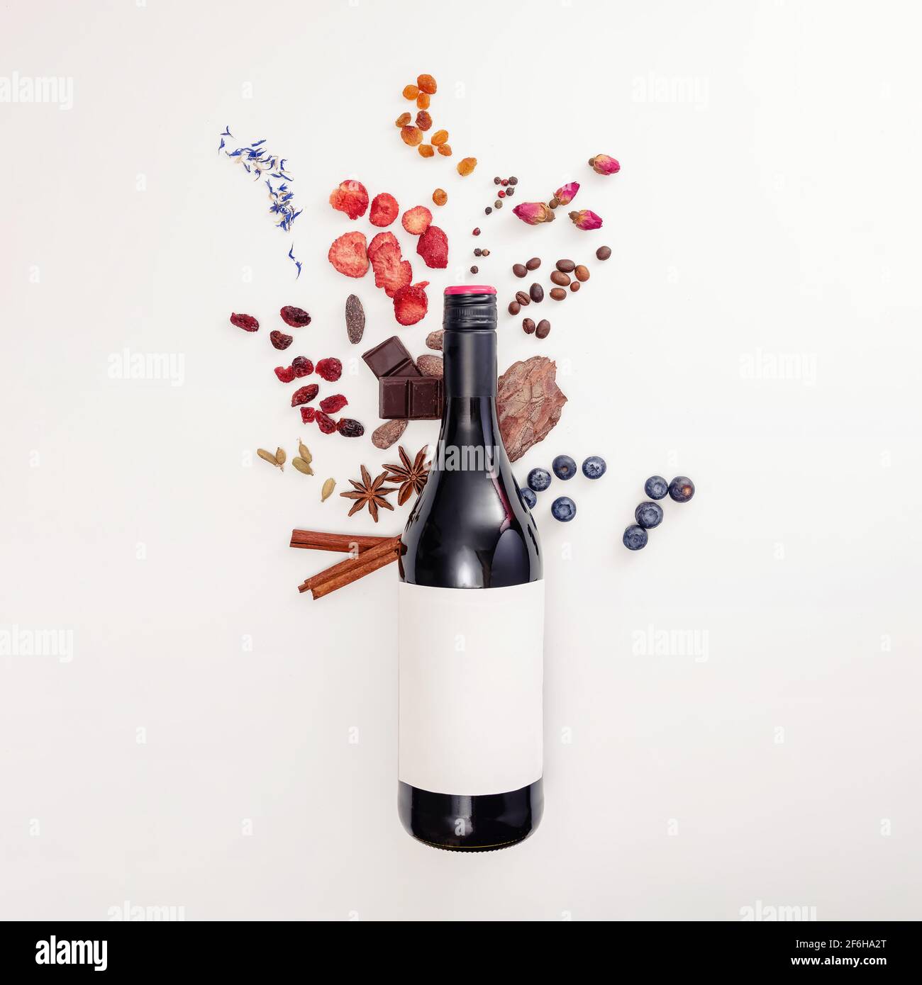 Zusammensetzung mit Weinflasche und möglichen Aromabestandteilen aus Rot Wein Stockfoto