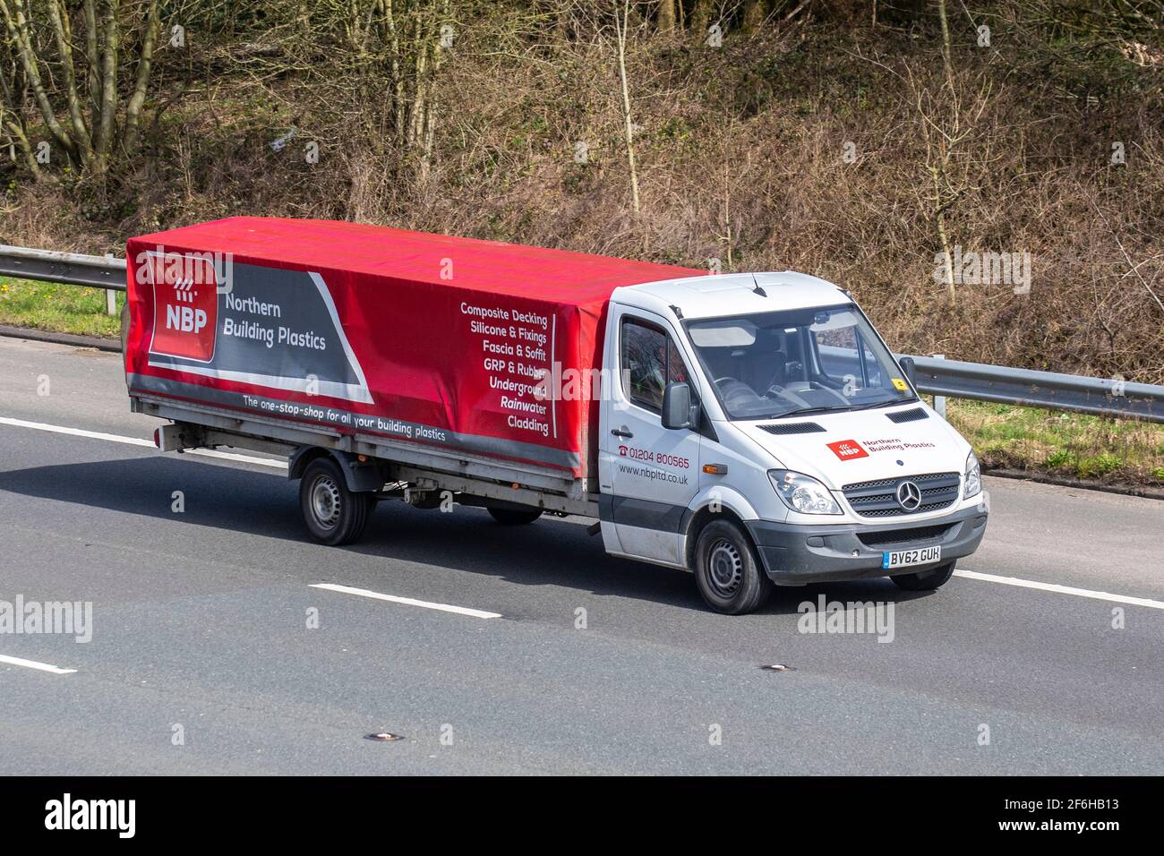 NBP Northern Building Plastics; Nutzfahrzeugverkehr, bewegliche Fahrzeuge. 2012 Mercedes Benz Sprinter 313 CDI weiß LCV Pritschenwagen, Fahrzeug fährt auf britischen Straßen, Motoren, Fahren auf der Autobahn M6 englisches Autobahnnetz Stockfoto