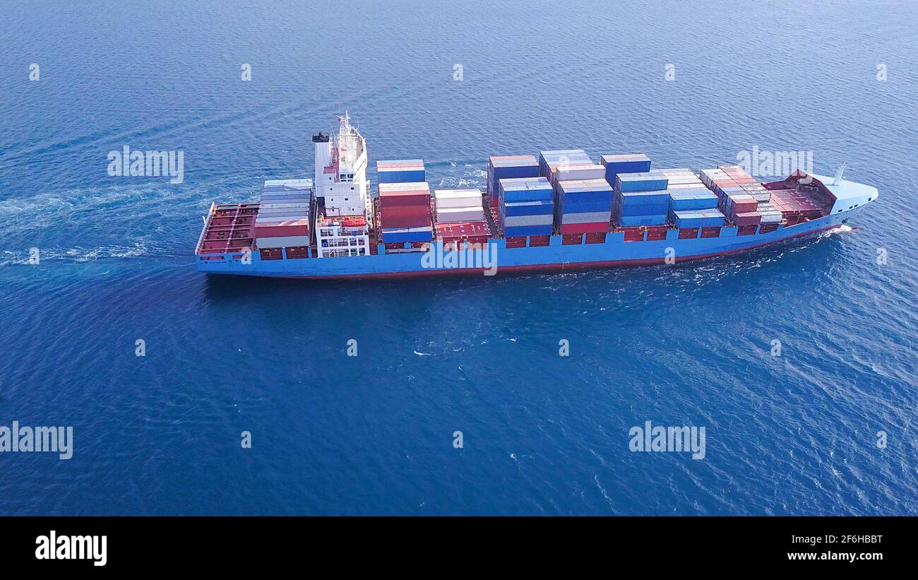 ULCV Containerschiff segelt auf offenem Wasser voll beladen mit Containern und Fracht. Stockfoto