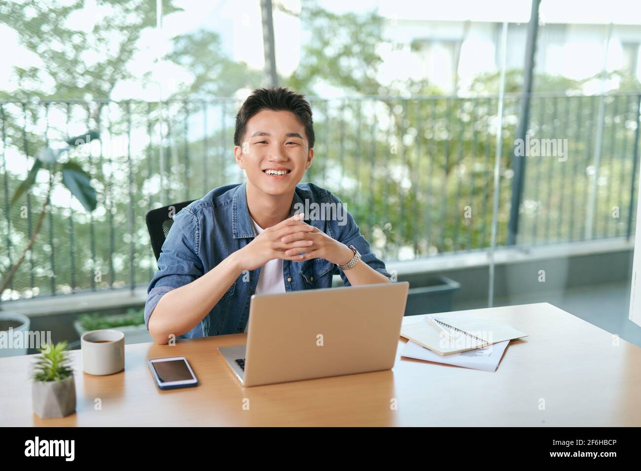 Unternehmer arbeiten mit Laptop im Büro Stockfoto