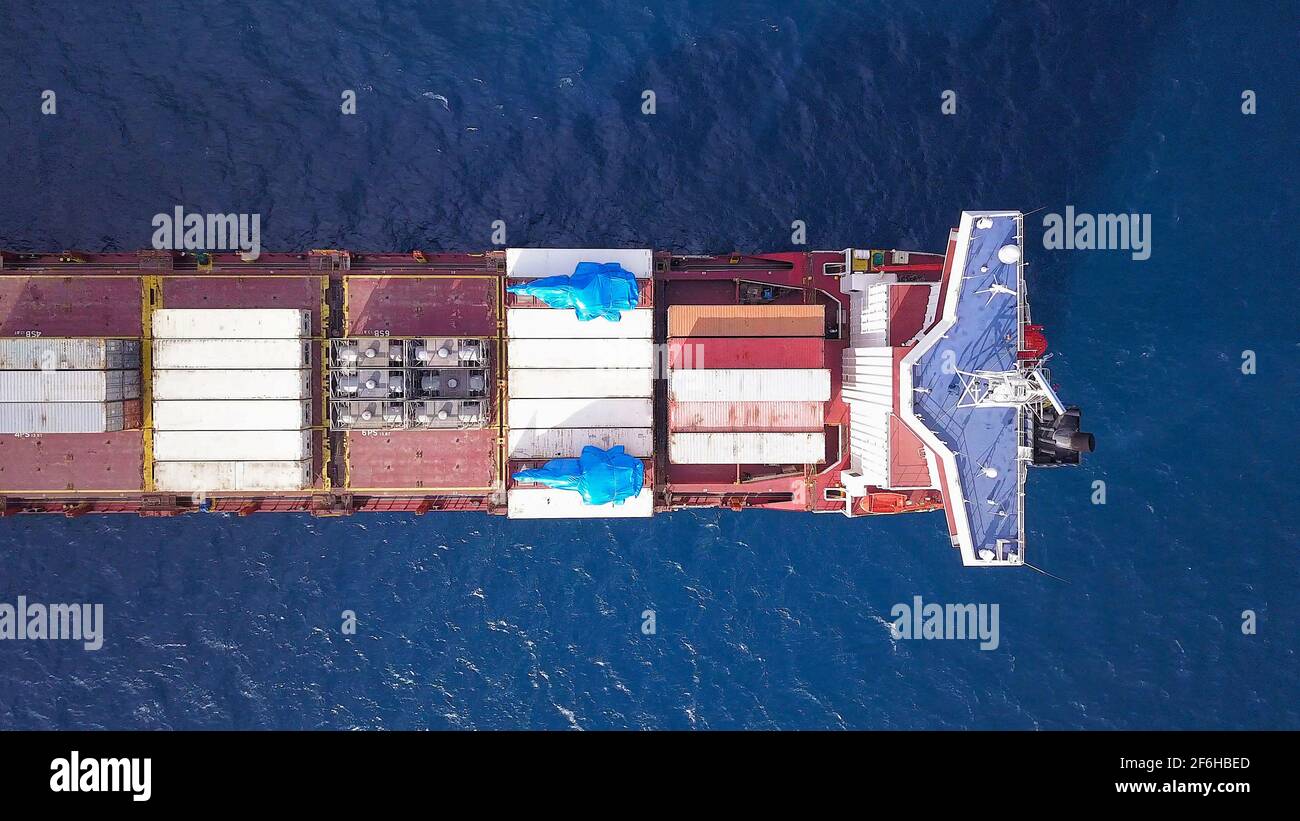 Stern eines großen Containerschiffes, das mit verschiedenen Containermarken beladen ist. Stockfoto