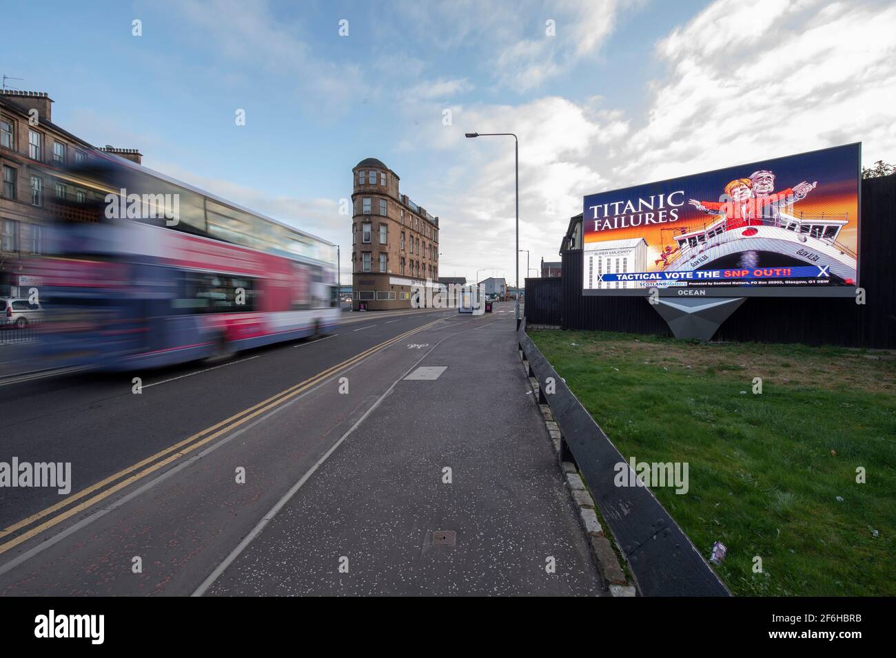 Glasgow, Schottland, Großbritannien. April 2021. IM BILD: Eine riesige elektronische Plakatwand, auf der eine Grafik mit dem Titel „TITANIC FAILURES“ und „TACTICAL VOTEE THE SNP OUT“ abgebildet ist, mit Comic-Figuren von Nicola Sturgeon und Alex Salmond, die die berühmte Szene aus dem Titanic am Bug nachspielen, aber stattdessen auf der Fähre von Glen Alba. Pressemitteilung Link: https://www.scotlandmatters.co.uk/titanicfailurebillboard/ Artikel Link: https://www.bbc.co.uk/news/amp/uk-scotland-glasgow-west-56579158?  twitter impression=true&s=03 Quelle: Colin Fisher/Alamy Live News. Stockfoto