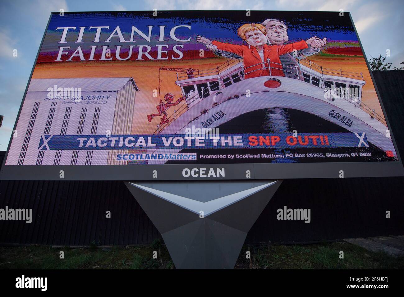Glasgow, Schottland, Großbritannien. April 2021. IM BILD: Eine riesige elektronische Plakatwand, auf der eine Grafik mit dem Titel „TITANIC FAILURES“ und „TACTICAL VOTEE THE SNP OUT“ abgebildet ist, mit Comic-Figuren von Nicola Sturgeon und Alex Salmond, die die berühmte Szene aus dem Titanic am Bug nachspielen, aber stattdessen auf der Fähre von Glen Alba. Pressemitteilung Link: https://www.scotlandmatters.co.uk/titanicfailurebillboard/ Artikel Link: https://www.bbc.co.uk/news/amp/uk-scotland-glasgow-west-56579158?  twitter impression=true&s=03 Quelle: Colin Fisher/Alamy Live News. Stockfoto