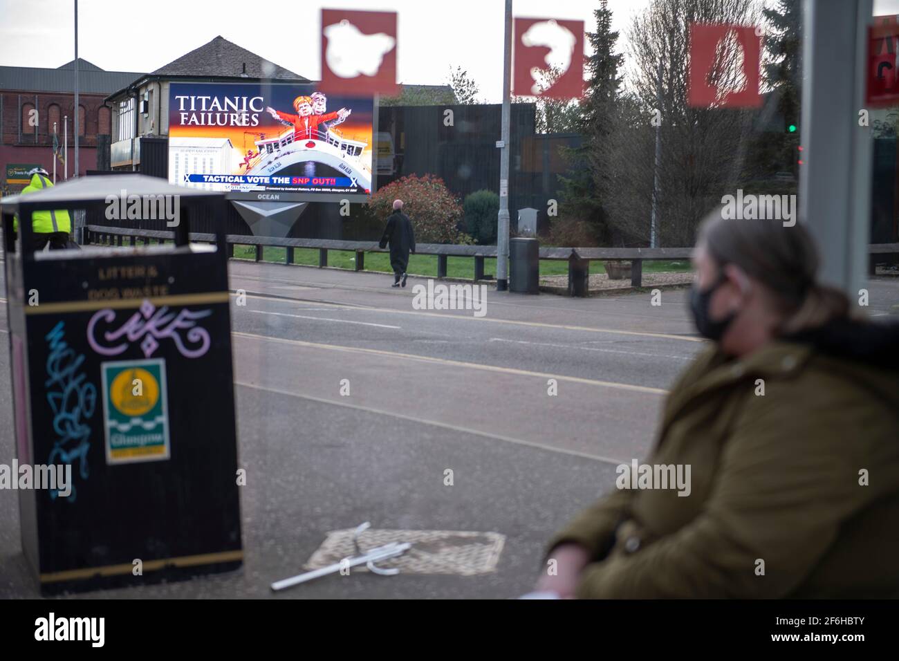 Glasgow, Schottland, Großbritannien. April 2021. IM BILD: Eine riesige elektronische Plakatwand, auf der eine Grafik mit dem Titel „TITANIC FAILURES“ und „TACTICAL VOTEE THE SNP OUT“ abgebildet ist, mit Comic-Figuren von Nicola Sturgeon und Alex Salmond, die die berühmte Szene aus dem Titanic am Bug nachspielen, aber stattdessen auf der Fähre von Glen Alba. Pressemitteilung Link: https://www.scotlandmatters.co.uk/titanicfailurebillboard/ Artikel Link: https://www.bbc.co.uk/news/amp/uk-scotland-glasgow-west-56579158?  twitter impression=true&s=03 Quelle: Colin Fisher/Alamy Live News. Stockfoto