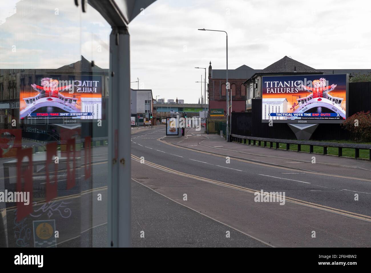 Glasgow, Schottland, Großbritannien. April 2021. IM BILD: Eine riesige elektronische Plakatwand, auf der eine Grafik mit dem Titel „TITANIC FAILURES“ und „TACTICAL VOTEE THE SNP OUT“ abgebildet ist, mit Comic-Figuren von Nicola Sturgeon und Alex Salmond, die die berühmte Szene aus dem Titanic am Bug nachspielen, aber stattdessen auf der Fähre von Glen Alba. Pressemitteilung Link: https://www.scotlandmatters.co.uk/titanicfailurebillboard/ Artikel Link: https://www.bbc.co.uk/news/amp/uk-scotland-glasgow-west-56579158?  twitter impression=true&s=03 Quelle: Colin Fisher/Alamy Live News. Stockfoto