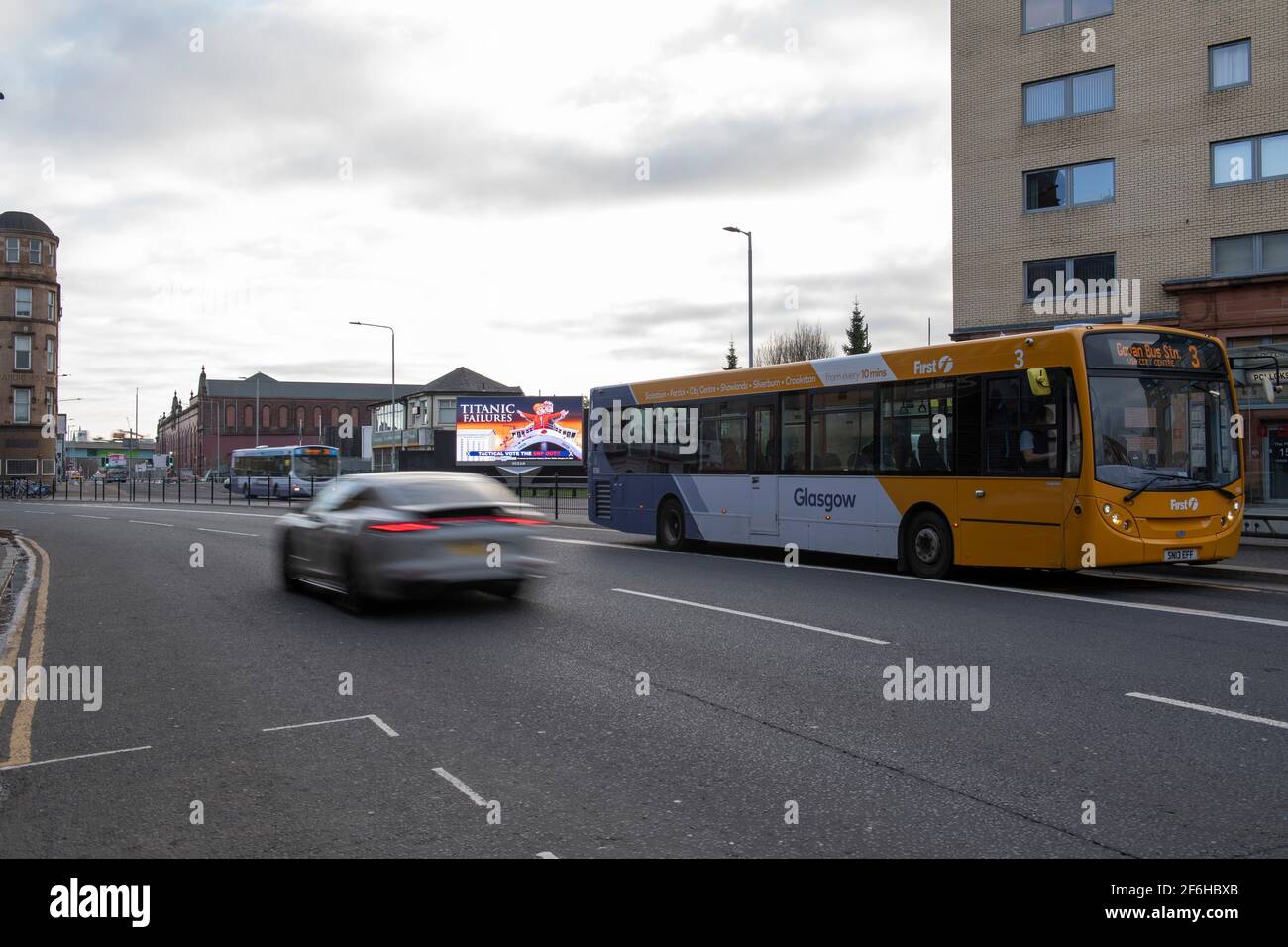Glasgow, Schottland, Großbritannien. April 2021. IM BILD: Eine riesige elektronische Plakatwand, auf der eine Grafik mit dem Titel „TITANIC FAILURES“ und „TACTICAL VOTEE THE SNP OUT“ abgebildet ist, mit Comic-Figuren von Nicola Sturgeon und Alex Salmond, die die berühmte Szene aus dem Titanic am Bug nachspielen, aber stattdessen auf der Fähre von Glen Alba. Pressemitteilung Link: https://www.scotlandmatters.co.uk/titanicfailurebillboard/ Artikel Link: https://www.bbc.co.uk/news/amp/uk-scotland-glasgow-west-56579158?  twitter impression=true&s=03 Quelle: Colin Fisher/Alamy Live News. Stockfoto