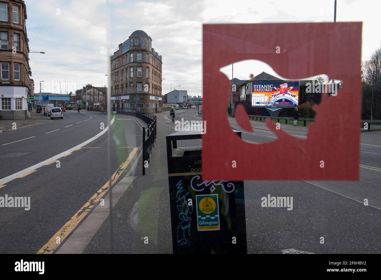 Glasgow, Schottland, Großbritannien. April 2021. IM BILD: Eine riesige elektronische Plakatwand, auf der eine Grafik mit dem Titel „TITANIC FAILURES“ und „TACTICAL VOTEE THE SNP OUT“ abgebildet ist, mit Comic-Figuren von Nicola Sturgeon und Alex Salmond, die die berühmte Szene aus dem Titanic am Bug nachspielen, aber stattdessen auf der Fähre von Glen Alba. Pressemitteilung Link: https://www.scotlandmatters.co.uk/titanicfailurebillboard/ Artikel Link: https://www.bbc.co.uk/news/amp/uk-scotland-glasgow-west-56579158?  twitter impression=true&s=03 Quelle: Colin Fisher/Alamy Live News. Stockfoto