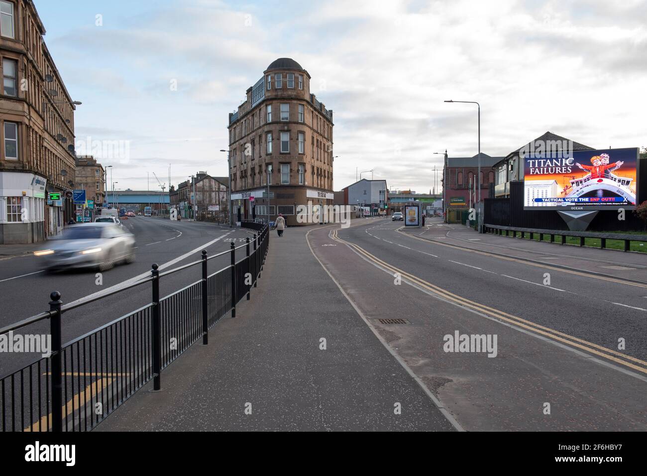 Glasgow, Schottland, Großbritannien. April 2021. IM BILD: Eine riesige elektronische Plakatwand, auf der eine Grafik mit dem Titel „TITANIC FAILURES“ und „TACTICAL VOTEE THE SNP OUT“ abgebildet ist, mit Comic-Figuren von Nicola Sturgeon und Alex Salmond, die die berühmte Szene aus dem Titanic am Bug nachspielen, aber stattdessen auf der Fähre von Glen Alba. Pressemitteilung Link: https://www.scotlandmatters.co.uk/titanicfailurebillboard/ Artikel Link: https://www.bbc.co.uk/news/amp/uk-scotland-glasgow-west-56579158?  twitter impression=true&s=03 Quelle: Colin Fisher/Alamy Live News. Stockfoto