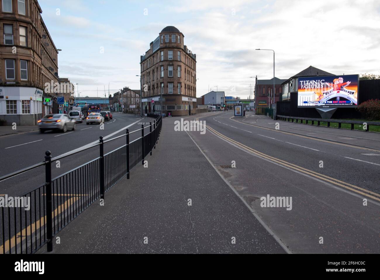 Glasgow, Schottland, Großbritannien. April 2021. IM BILD: Eine riesige elektronische Plakatwand, auf der eine Grafik mit dem Titel „TITANIC FAILURES“ und „TACTICAL VOTEE THE SNP OUT“ abgebildet ist, mit Comic-Figuren von Nicola Sturgeon und Alex Salmond, die die berühmte Szene aus dem Titanic am Bug nachspielen, aber stattdessen auf der Fähre von Glen Alba. Pressemitteilung Link: https://www.scotlandmatters.co.uk/titanicfailurebillboard/ Artikel Link: https://www.bbc.co.uk/news/amp/uk-scotland-glasgow-west-56579158?  twitter impression=true&s=03 Quelle: Colin Fisher/Alamy Live News. Stockfoto