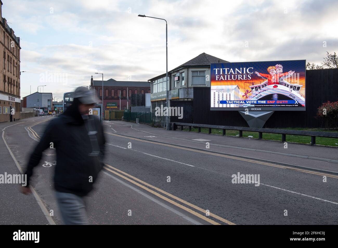 Glasgow, Schottland, Großbritannien. April 2021. IM BILD: Eine riesige elektronische Plakatwand, auf der eine Grafik mit dem Titel „TITANIC FAILURES“ und „TACTICAL VOTEE THE SNP OUT“ abgebildet ist, mit Comic-Figuren von Nicola Sturgeon und Alex Salmond, die die berühmte Szene aus dem Titanic am Bug nachspielen, aber stattdessen auf der Fähre von Glen Alba. Pressemitteilung Link: https://www.scotlandmatters.co.uk/titanicfailurebillboard/ Artikel Link: https://www.bbc.co.uk/news/amp/uk-scotland-glasgow-west-56579158?  twitter impression=true&s=03 Quelle: Colin Fisher/Alamy Live News. Stockfoto