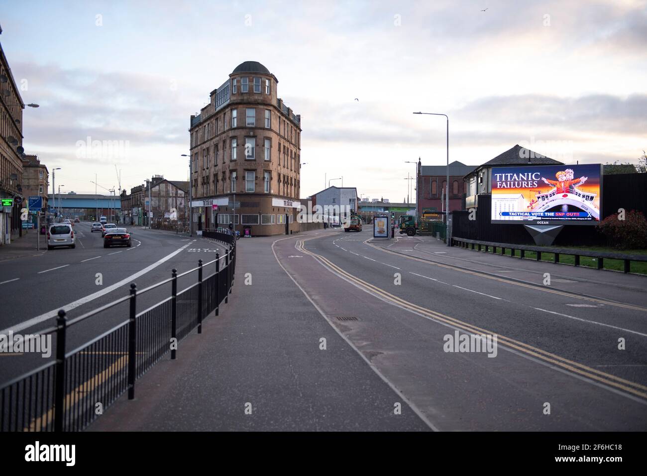 Glasgow, Schottland, Großbritannien. April 2021. IM BILD: Eine riesige elektronische Plakatwand, auf der eine Grafik mit dem Titel „TITANIC FAILURES“ und „TACTICAL VOTEE THE SNP OUT“ abgebildet ist, mit Comic-Figuren von Nicola Sturgeon und Alex Salmond, die die berühmte Szene aus dem Titanic am Bug nachspielen, aber stattdessen auf der Fähre von Glen Alba. Pressemitteilung Link: https://www.scotlandmatters.co.uk/titanicfailurebillboard/ Artikel Link: https://www.bbc.co.uk/news/amp/uk-scotland-glasgow-west-56579158?  twitter impression=true&s=03 Quelle: Colin Fisher/Alamy Live News. Stockfoto