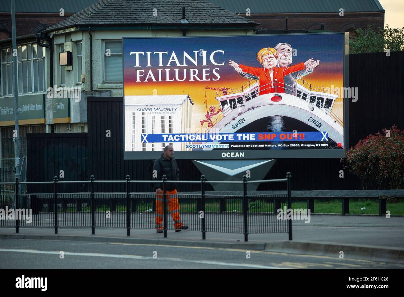 Glasgow, Schottland, Großbritannien. April 2021. IM BILD: Eine riesige elektronische Plakatwand, auf der eine Grafik mit dem Titel „TITANIC FAILURES“ und „TACTICAL VOTEE THE SNP OUT“ abgebildet ist, mit Comic-Figuren von Nicola Sturgeon und Alex Salmond, die die berühmte Szene aus dem Titanic am Bug nachspielen, aber stattdessen auf der Fähre von Glen Alba. Pressemitteilung Link: https://www.scotlandmatters.co.uk/titanicfailurebillboard/ Artikel Link: https://www.bbc.co.uk/news/amp/uk-scotland-glasgow-west-56579158?  twitter impression=true&s=03 Quelle: Colin Fisher/Alamy Live News. Stockfoto