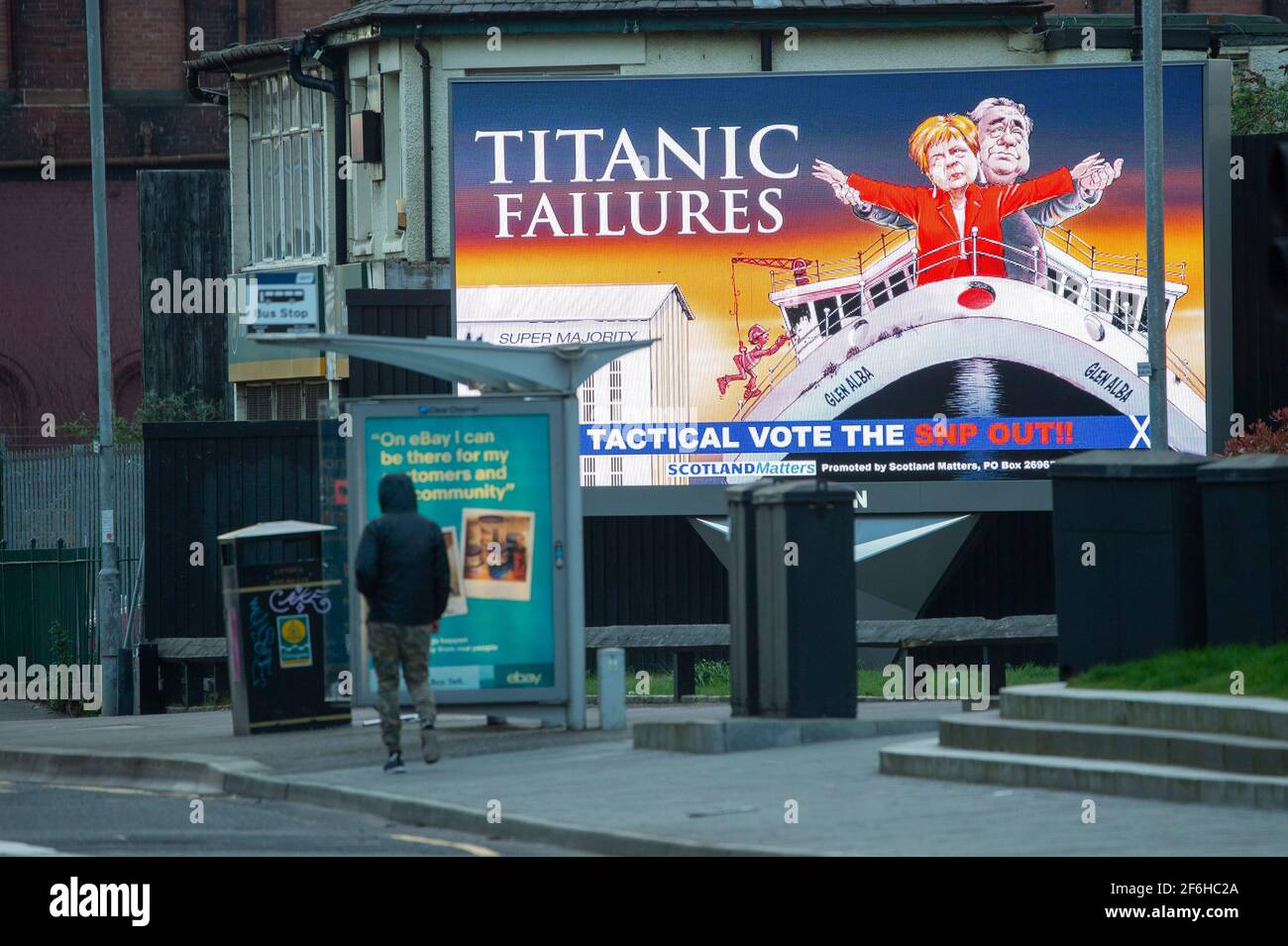Glasgow, Schottland, Großbritannien. April 2021. IM BILD: Eine riesige elektronische Plakatwand, auf der eine Grafik mit dem Titel „TITANIC FAILURES“ und „TACTICAL VOTEE THE SNP OUT“ abgebildet ist, mit Comic-Figuren von Nicola Sturgeon und Alex Salmond, die die berühmte Szene aus dem Titanic am Bug nachspielen, aber stattdessen auf der Fähre von Glen Alba. Pressemitteilung Link: https://www.scotlandmatters.co.uk/titanicfailurebillboard/ Artikel Link: https://www.bbc.co.uk/news/amp/uk-scotland-glasgow-west-56579158?  twitter impression=true&s=03 Quelle: Colin Fisher/Alamy Live News. Stockfoto