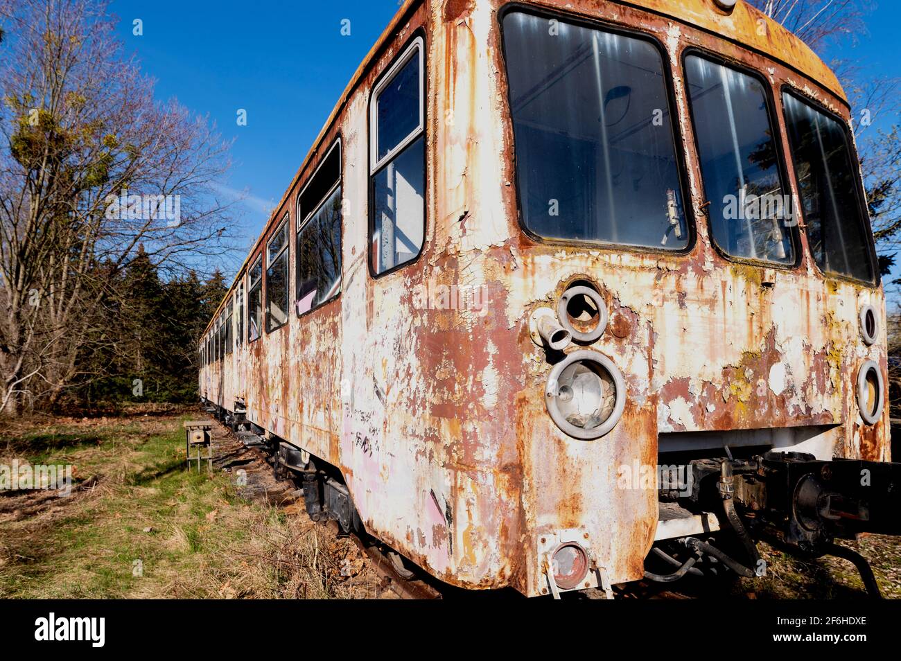 Altes Eisenbahnauto an einem verlorenen Ort Stockfoto