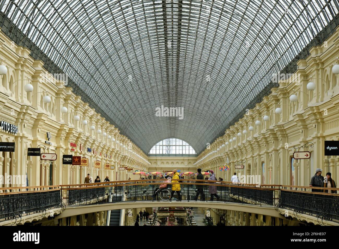 Moskau, Russland. März 2021. Gewölbte Deckengewölbe und Menschen auf Brücken aus GUMMI. Die Gäste der Hauptstadt besuchen das State Department Store 'GUM'. Heute lebt GUM so, wie es einst konzipiert wurde, eine ideale Handelsstadt Moskaus, als hätte es 120 Jahre seines Lebens ohne Verluste und Katastrophen gelebt. Seit 2007 erfreut der Brunnen in der Mitte des GUMMIS die Besucher, eine legendäre Struktur, die sowohl in den offiziellen Chroniken des 20. Jahrhunderts als auch in Millionen von privaten Fotografien festgehalten wurde. (Foto von Mihail Siergiejevicz/SOPA IMAG/Sipa USA) Quelle: SIPA USA/Alamy Live News Stockfoto