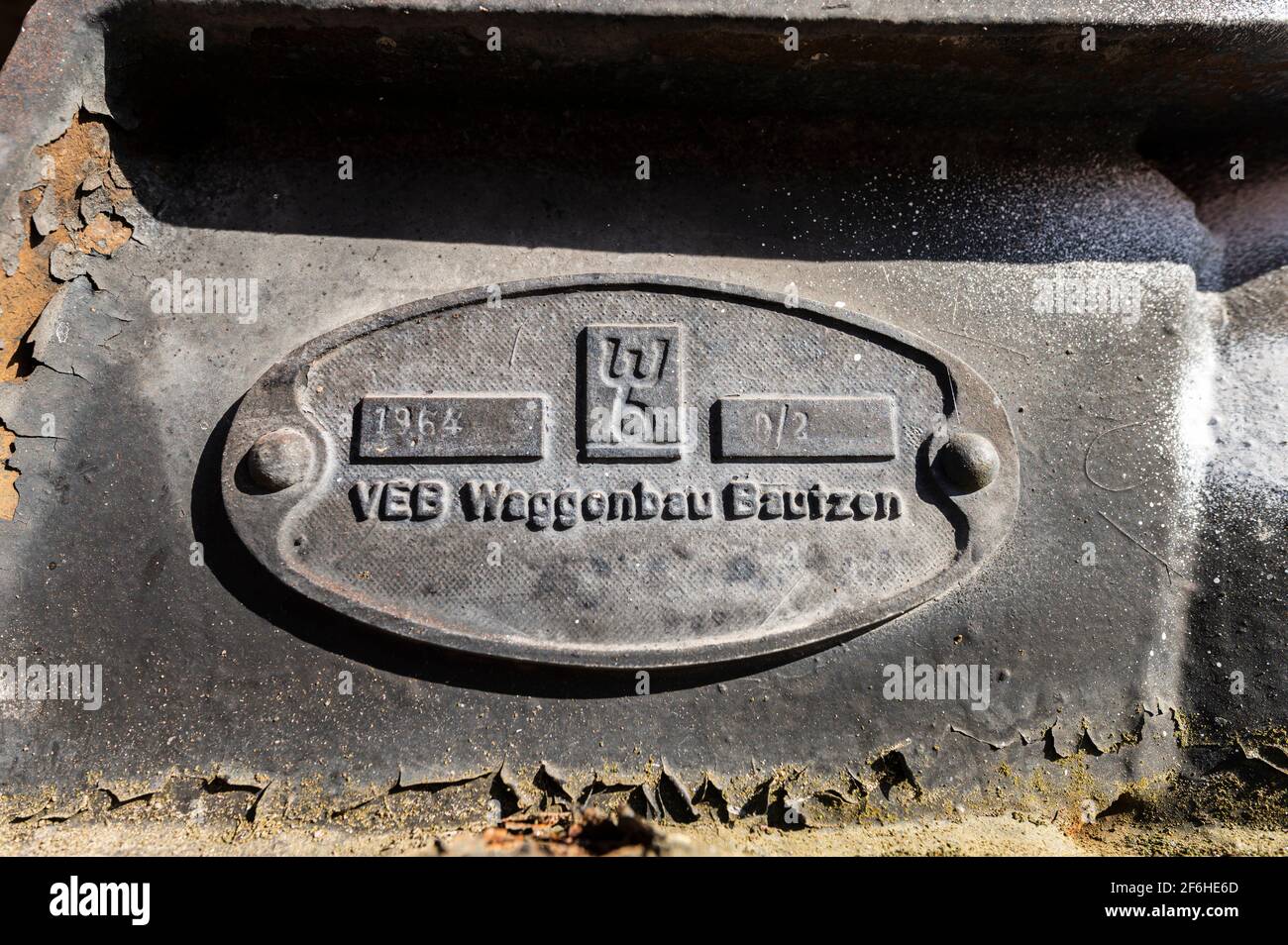 Deutschland , Hoyerswerda , 30.03.2021 , VEB Wagenbau Bautzen Namensschild Stockfoto