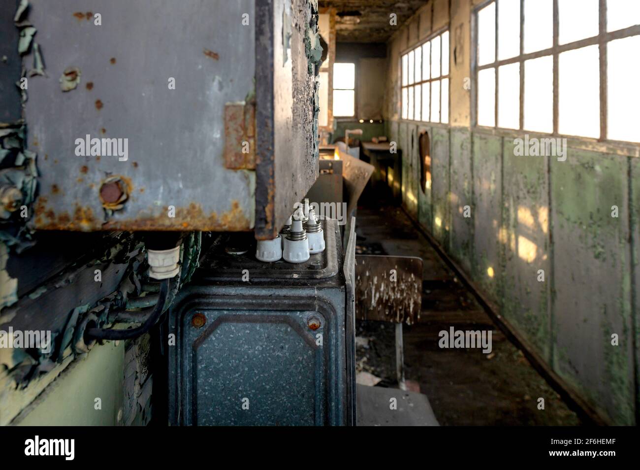 Alte Sicherungen an einem verlassenen Arbeitsplatz Stockfoto