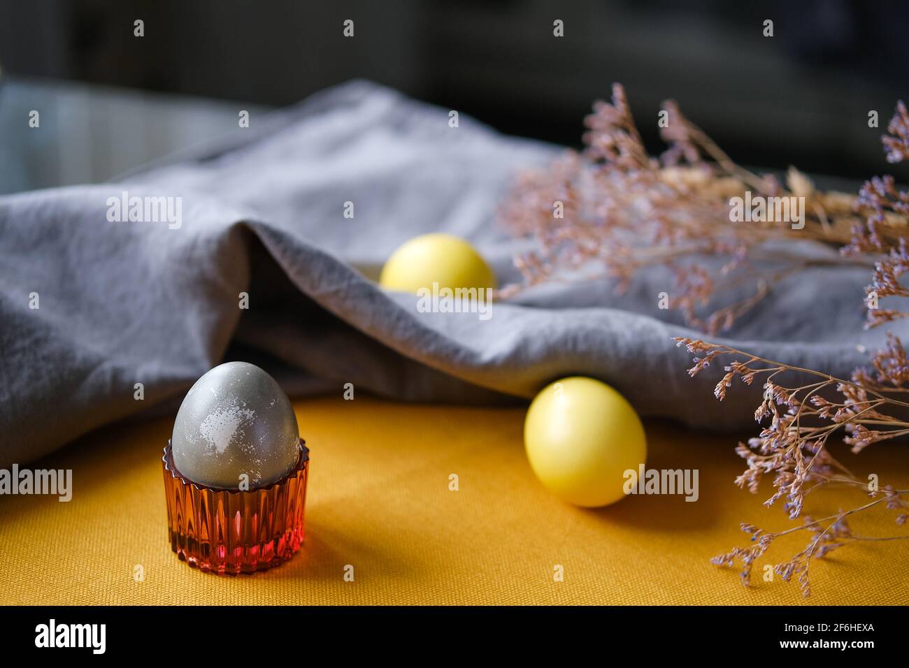 Bio natürlich gefärbte gelbe und graue Ostereier. Stockfoto